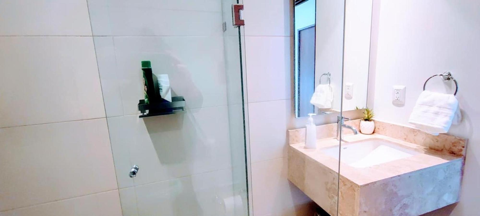 Stylish High-rise Ks Bed, Pool! Apartment *